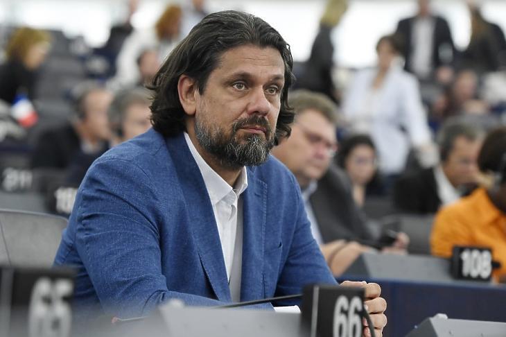 Deutsch Tamás az Európai Parlamentben is vitázhat