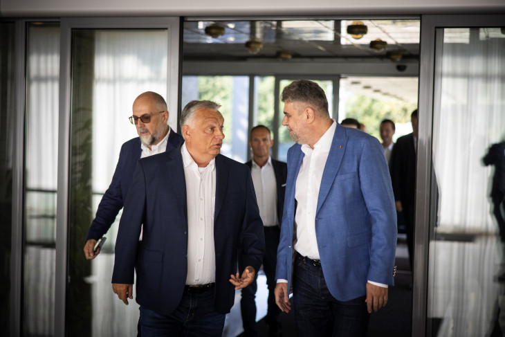  Orbán Viktort fogadja Marcel Ciolacu Bukarestben 2024. július 26-án, balról Kelemen Hunor