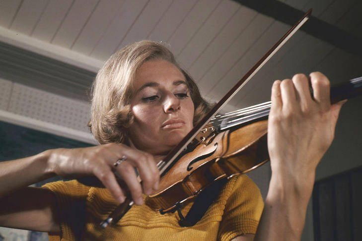 Ursula Bagdasarjanz svájci hegedűművész egy Stradivari-hegedűvel 1960 körül. Ezt választotta volna akkor is, ha nem tudja, hogy a legendás mester alkotását szólaltathatja meg? Fotó: Wikimedia