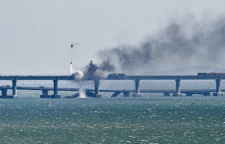 A Krími hídon veszteglő vasúti szerelvény tüzét oltják helikopterről 2022. október 8-án. Fotó: MTI/EPA
