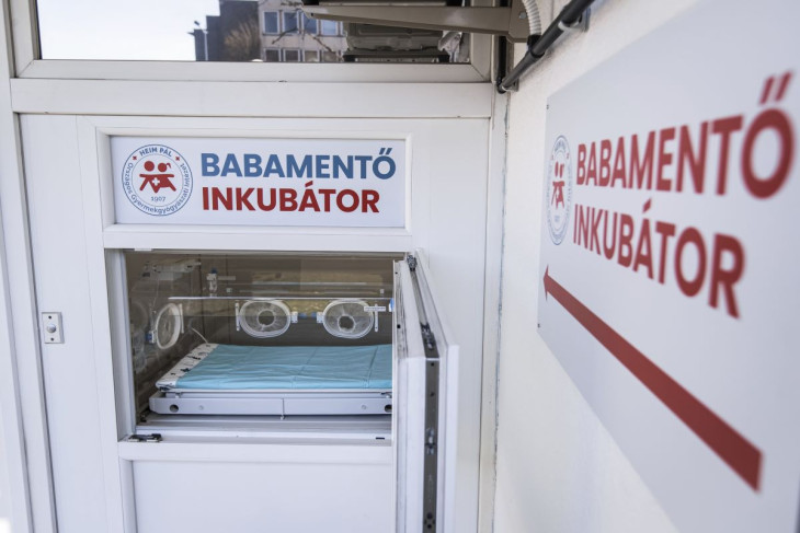 Az Üllői úti bejáratnál található