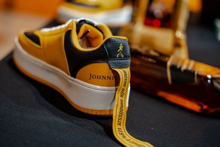 A Dorko által gyártott cipők körüli sárga szalagoknak szimbolikus jelentésük van. Fotó: Nikes-Soós Bálint