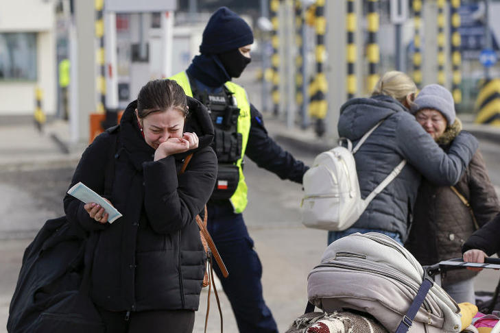 Ukrajnából menekülő emberek sírnak, miközben családtagjaikkal találkoznak a lengyel-ukrán határon (Fotó: MTI/AP/Visar Kryeziu)