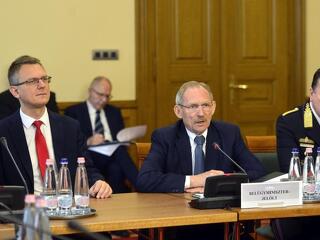 Az éjszaka utasították Varga Mihályt, hogy adjon át 26 milliárdot Pintér Sándornak