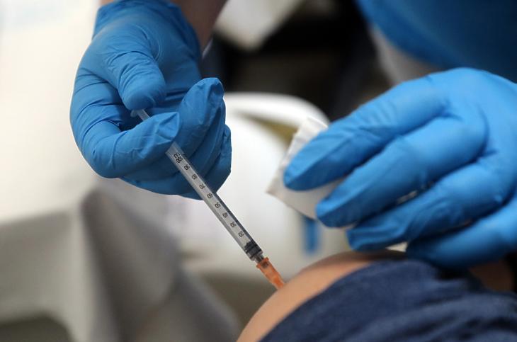 Oltás a Pfizer-BioNTech koronavírus elleni vakcinával (Fotó: MTI/Vajda János) 