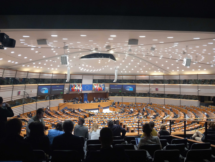 Az Európai Parlament november végén dönt a kiskorúak online védelméről szóló javaslatról