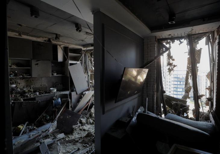 Orosz dróntámadásban megrongálódott lakóépület belseje Kijevben 2023. július 13-án. Fotó: MTI/EPA