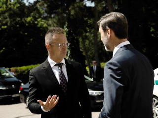  Külgazdasági és Külügyminisztérium (KKM) által közreadott képen Juraj Blanár szlovák külügyi és európai ügyekért felelős miniszter (j) fogadja Szijjártó Péter külgazdasági és külügyminisztert Pozsonyban 2025. június 20-án.