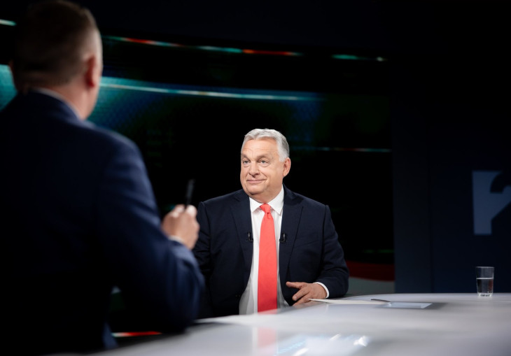 Orbán Viktor miniszterelnök mopst már örülni is tud a többletkiadási követelménynek
