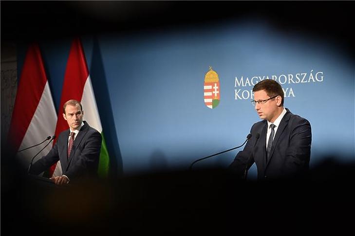 Gulyás Gergely (j) és Hollik István a Kormányinfón, 2019. november 28-án. (MTI/Soós Lajos)