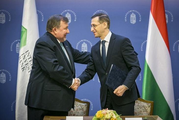 Nyikolaj Koszov, a Nemzetközi Beruházási Bank elnöke és Varga Mihály pénzügyminiszter egy 2019-es felvételen. Fotó: MTI/Pénzügyminisztérium