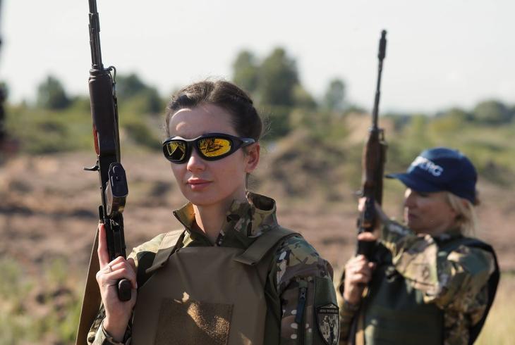 Ukrán női alakulat tagjai új katonai egyenruhájukat tesztelik kiképzésükön egy Kijev melletti lőtéren. Fotó: MTI/EPA