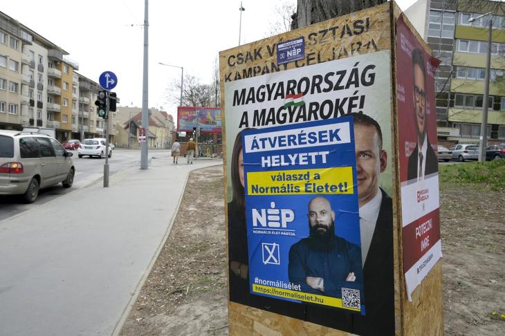 Választási plakátok Budapesten, a Bécsi úton 2022. március 30-án. Fotó: MTI/Koszticsák Szilárd