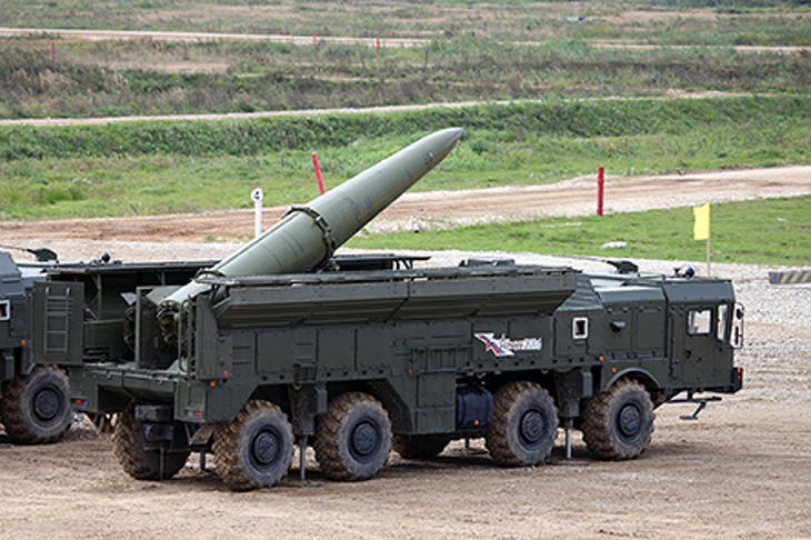 Egy Iszkander rakéta indításra készen - az ilyen fegyverek ellen nem sokat érnek a nyugatról érkező kézifegyverek(Fotó: Wikimedia)