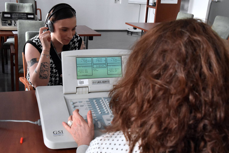 Tóth Abigél is részt vett a hallásvizsgálaton