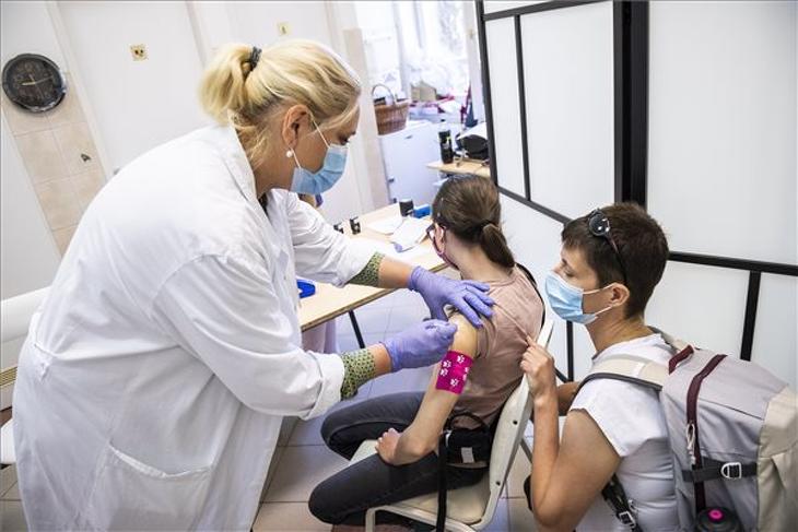 Egy kiskorú kapja a Pfizer-BioNTech koronavírus elleni oltóanyag, a Comirnaty-vakcina első adagját a Semmelweis Egyetem I. Sz. Gyermekgyógyászati Klinikáján. Ez is hozzátett a rekordprofithoz. (Fotó: MTI/Mónus Márton) 