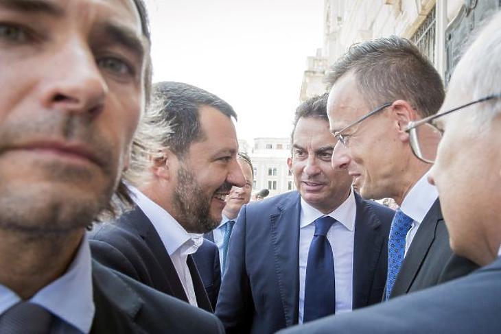Matteo Salvini olasz belügyminiszter (b2), Massimo Rustico, Olaszország magyarországi nagykövete (b3) és Szijjártó Péter külgazdasági és külügyminiszter (j) Triesztben 2019. július 5-én. (Fotó: MTI/KKM/Burger Zsolt)