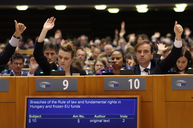Az Európai Parlament szavazás közben brüsszeli ülésén. Fotó: EP 
