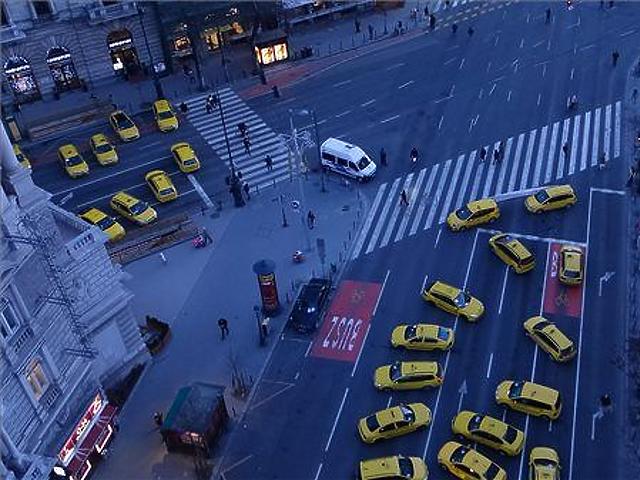 Taxik akadályozzák a bevárosi közlekedést