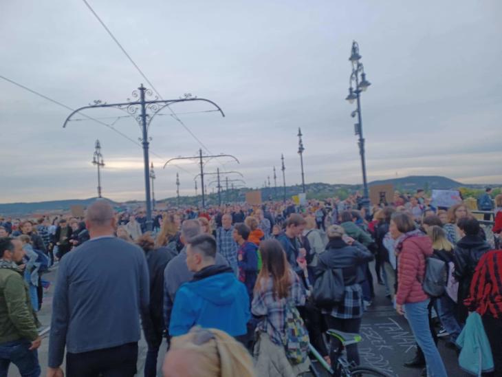 Miután este 5 óra körül a diákok elfoglalták a Margit hidat, a tömeg a mostani percekben indult el a Jászai Mari térről a Parlament elé. Fotó: Mfor
