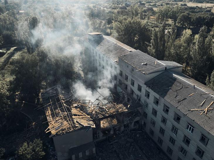 Orosz rakétatámadásban megrongálódott kórház épületének romjai a kelet-ukrajnai Kramatorszkban. Fotó: MTI/AP