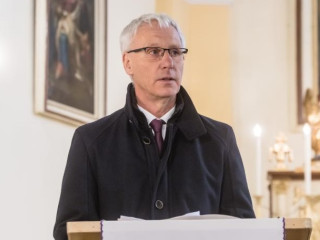 Soltész Miklós államtitkár az oszkói templomban beszél