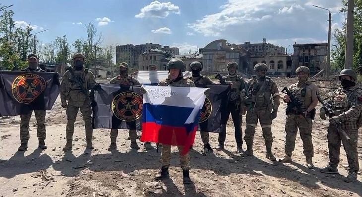 Jevgenyij Prigozsin egy orosz zászlóval a kezében Bahmutban 2023. május 20-án . Forrás: Twitter