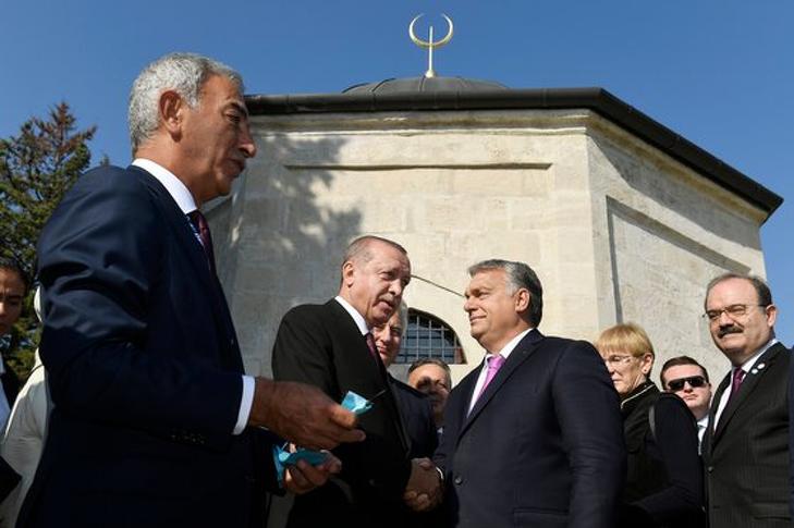 A háttérben Recep Tayyip Erdogan és Orbán Viktor, az előtérben Adnan Polat 2018 októberében, Gül Baba felújított türbéjének felavatásán. Illusztráció. (Fotó: MTI/Koszticsák Szilárd)