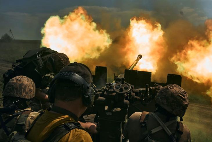 Ukrán katonák önjáró tüzérségi járművekkel is támadják az orosz állásokat. Fotó: MTI/AP