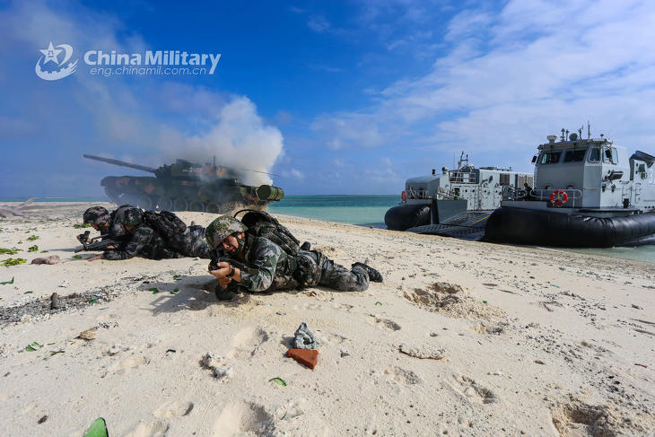 Partraszállást gyakoroló kínai tengerészgyalogosok. Fotó:  Kínai fegyveres erők