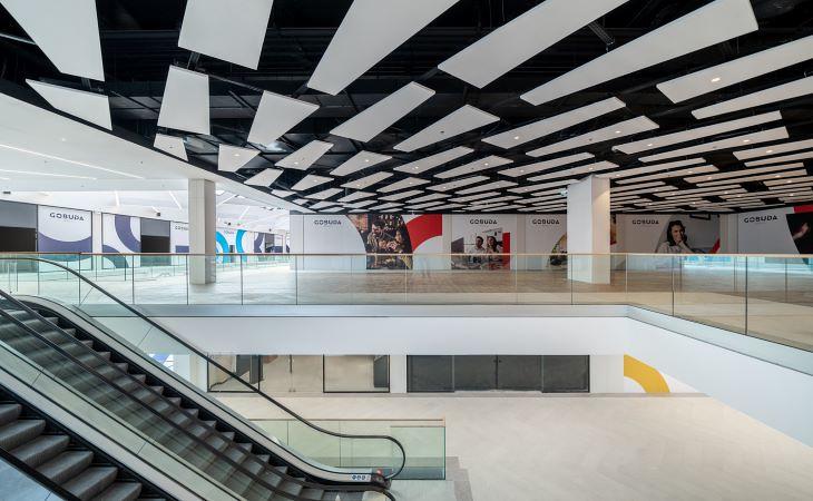 A GOBUDA Mall egyik belső tere az új lépcsővel. Fotó: Wing