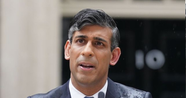 Rishi Sunak brit miniszterelnök az esőt állhatja, de lemondani kényszerült 