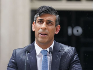 Rishi Sunak brit miniszterelnök az esőt állhatja, de lemondani kényszerült 