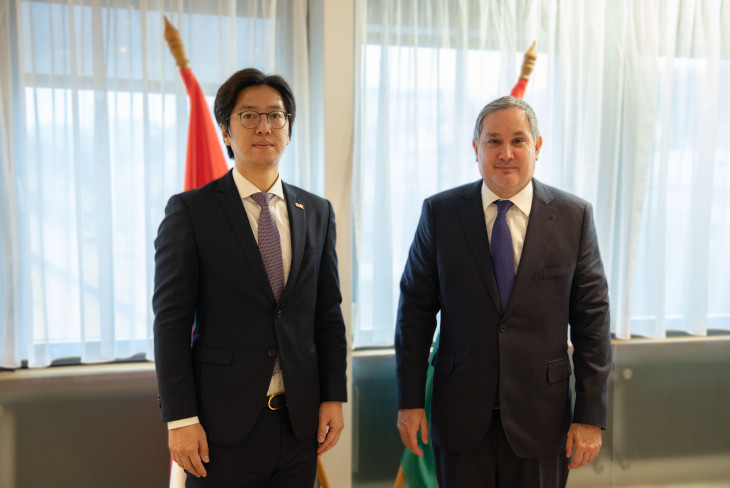 Az EVE Power Hungary ügyvezető igazgatója, Zhang Huanting és Nagy Márton nemzetgazdasági miniszter