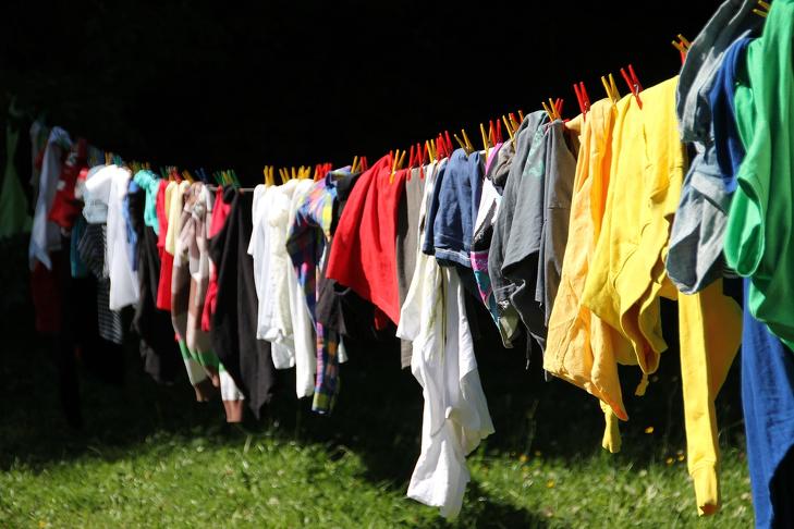 Sok ruhát kapnak az adományboltok.  Fotó: Pixabay