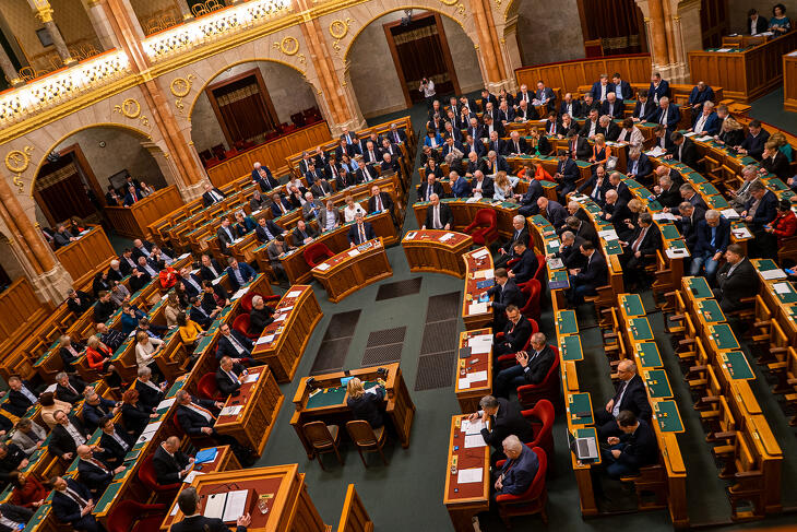 A parlamenti padsorokban ülő képviselők nyelvtudásán még lenne mit fejleszteni?