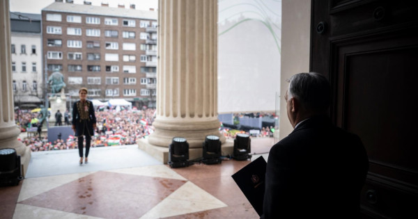 Orbán Viktor a Nemzeti Múzeum lépcsője felé tart