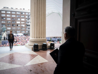 Orbán Viktor a Nemzeti Múzeum lépcsője felé tart