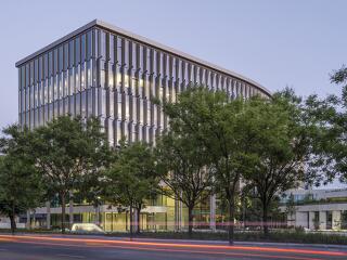 Nők százmilliói szabadulhatnak meg a fájdalomtól: endometriózis elleni gyógyszert fejleszt a Richter