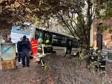 Többen súlyosan megsérültek Szolnokon, miután egy busz egy gimnáziumba csapódott