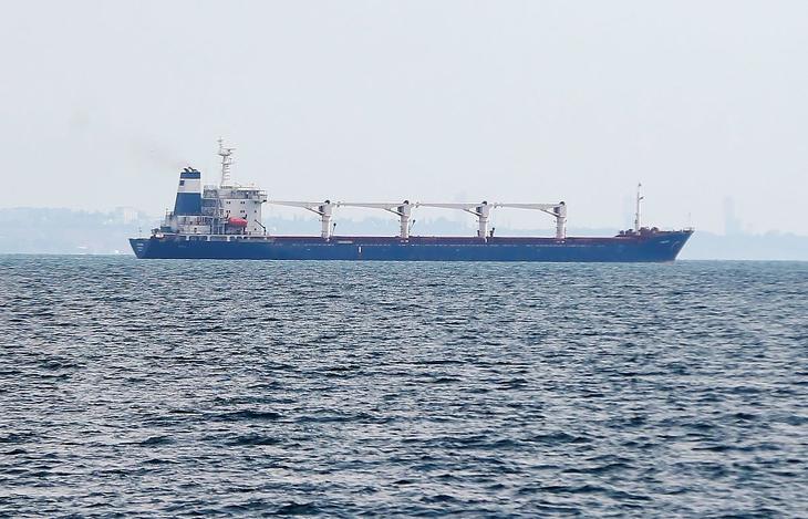 A Sierra Leonéban bejegyzett Razoni teherhajó 26 000 tonna ukrán kukoricával megrakva elindul az odesszai kikötőből 2022. augusztus 1-jén. Az Ukrajna ellen indított orosz háború február 24-i kezdete óta ez az első, ukrán gabonát szállító hajó, amely távozhat Odesszából. Fotó: MTI/EPA