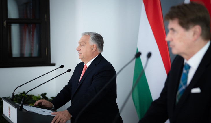 Orbán Viktor a Magyar Kereskedelmi és Iparkamara elnökével, Nagy Elekkel tartott sajtótájékoztatón jelentette be a hitelkonstrukció változását