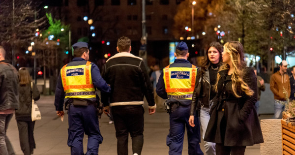 A rendőröknek éjjel is akad dolga a bulinegyedben