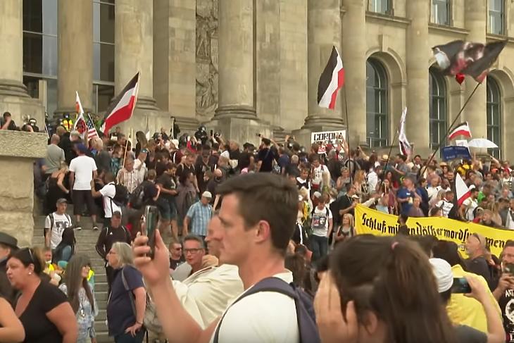 Tüntetők a Reichstag előtt Berlinben 2020. augusztus 29-én. (Forrás: Die Welt/YouTube) 