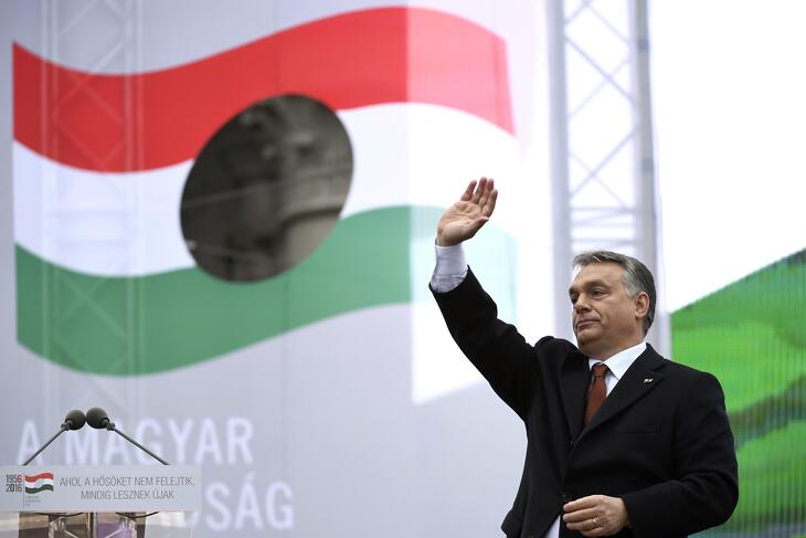 Végleg elköszön Orbán Viktor 1956 örökségétől? A képen a miniszterelnök 2016. október 23-án, amikor a Kossuth téren integet az egybegyűlteknek