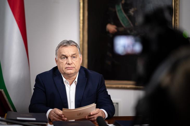 Ha van miből, esetleg választások jönnek, akkor az ember szívesen ad (Fotó: Orbán Viktor /Facebook)