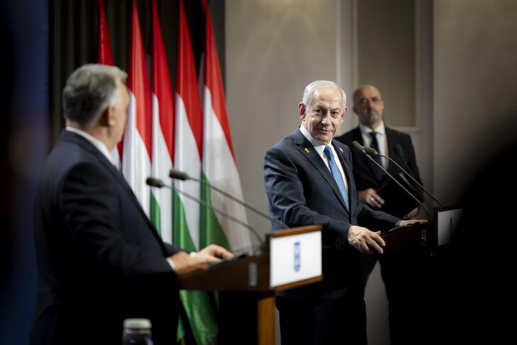 Orbán Viktor és Benjamin Netanjahu a tárgyalásuk utáni sajtótájékoztatón a Karmelita kolostorban 2025. április 3-án