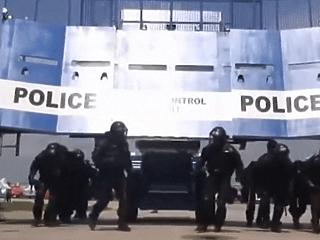 Ez a rendőrségi tömegoszlató tankbuldózer megvalósítja Putyin legszebb álmát (videó)