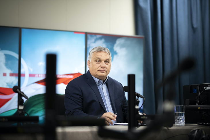 A Miniszterelnöki Sajtóiroda által közreadott képen Orbán Viktor kormányfő a Kossuth rádió stúdiójában, ahol interjút adott a Jó reggelt, Magyarország! című műsorban 2022. július 15-én. Fotó: MTI/Miniszterelnöki Sajtóiroda/Benko Vivien Cher