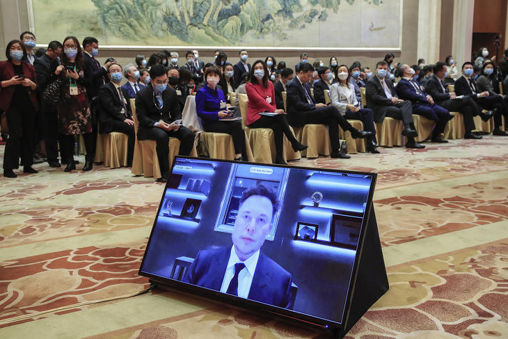 Tiltott helyekre nézett be? Elon Musk videoösszeköttetésen keresztül szólal fel a Kínai Fejlesztési Fórumon a pekingi Tiaojütaj állami vendégházban 2021. március 20-án. Fotó: MTI/EPA/Vu Hong 